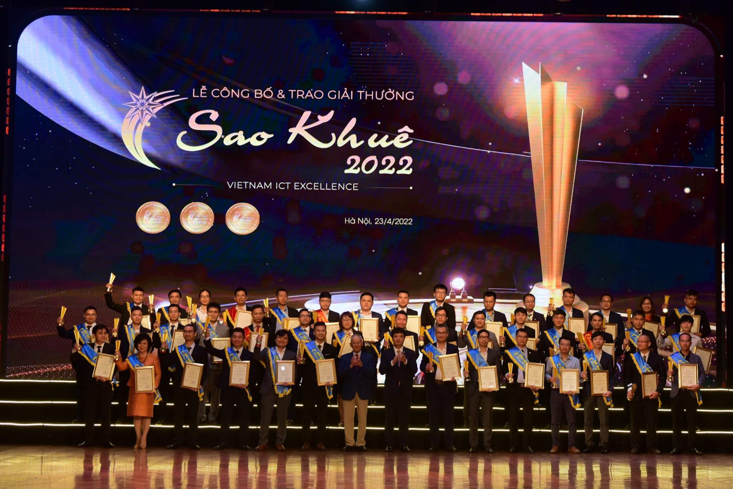 DauThau Net and business representatives in the IT industry received the Sao Khue 2022 award