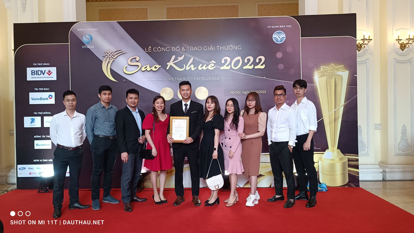 Representatives of DauThau Net took commemorative photos at the 2022 Sao Khue awards ceremony