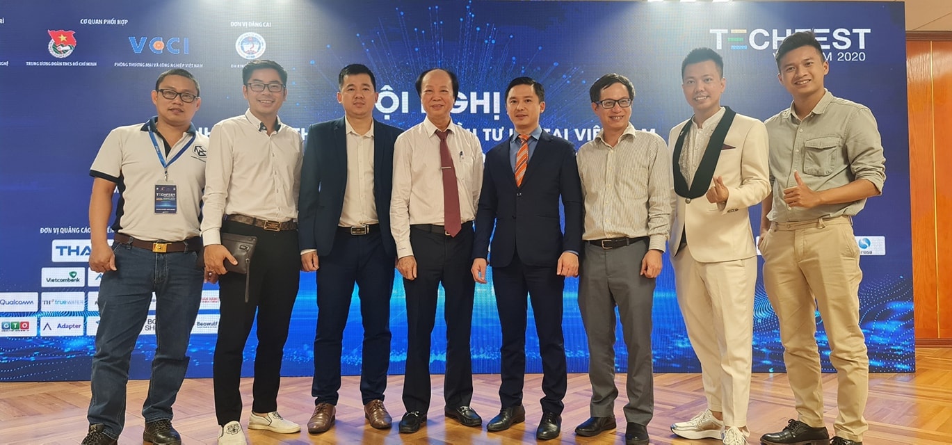 DauThau info took photos with the teams and judges at a pitchingsession on the sidelines of the main event, on the occasion of the launch of the Vietnam Digital Startup Investment Club(VDI)